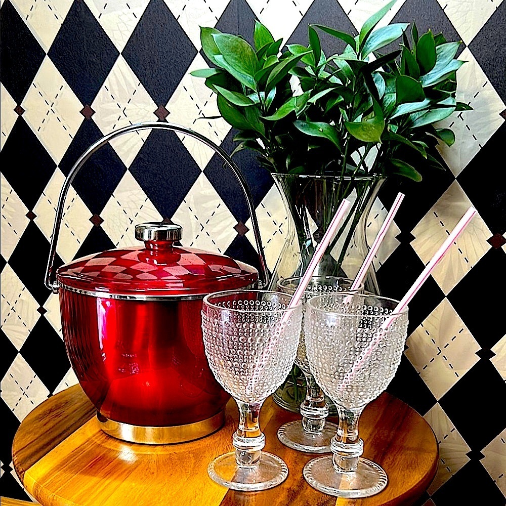 Mid-Century Red Acrylic & Stainless Steel Ice Bucket – Bold Retro Barware - Picture 13 of 14